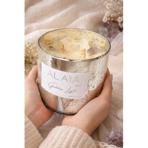 Vela aromática Goddess Light de Alaïa con cuarzos en recipiente dorado