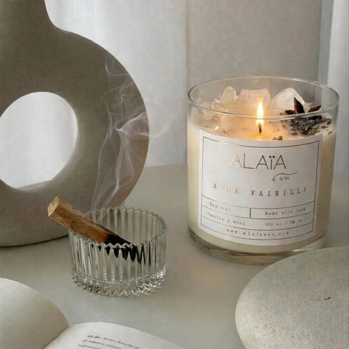 Vela Aura Vainilla Alaïa encendida con cuarzos en ambiente decorativo